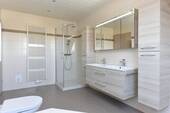 modernes Vollbad mit Fußbodenheizung, Doppelwaschtisch, Dusche und Eckbadewanne - 