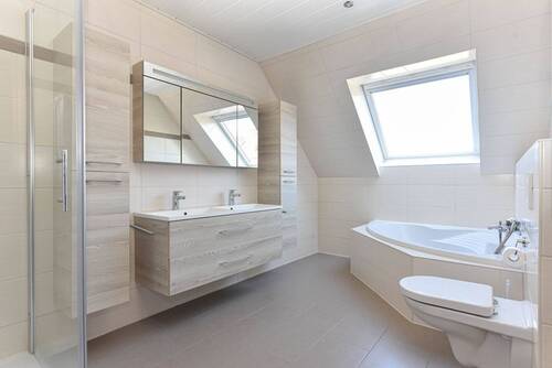 modernes Vollbad mit Fußbodenheizung, Doppelwaschtisch, Dusche und Eckbadewanne - 