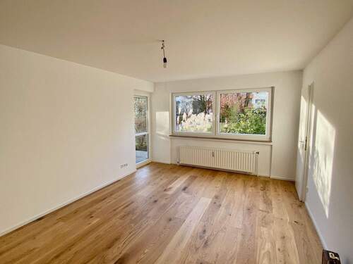 Wohnzimmer Richtung Terrasse - Freie, ruhige 2-Zimmerwohnung mit schöner Westterrasse - Besichtigung SA 27.12. nach Vereinbarung