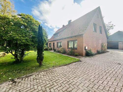 Hausansicht vorne - Einfamilienhaus mit Resthofcharakter zu verkaufen!