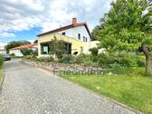 Gartenansicht mit Wintergartenanbau und Blick Richtung Stall - Pferdeparadies im Herzen der Südeifel - Ihr Traum-Reiterhof nahe der luxemburgischen Grenze