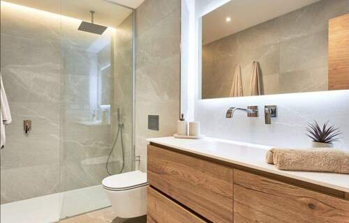 En Suite Badezimmer mit großzügiger Dusche und eleganter Ausstattung - 