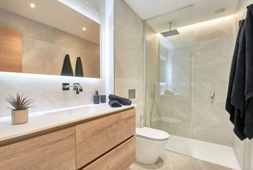 Badezimmer mit großzügiger Regendusche und elegantem Design - 