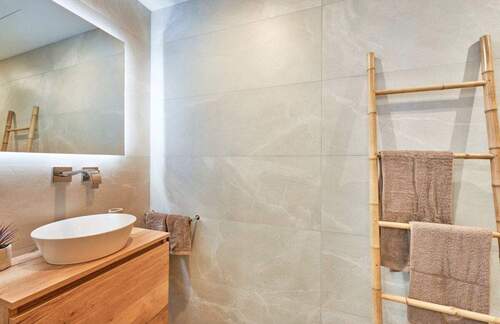 Gäste-WC mit elegantem Waschbecken und hochwertigen Armaturen - 