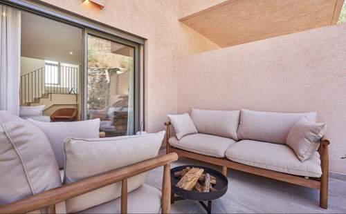 Großzügige Terrasse mit direktem Zugang zum Wohnbereich - 