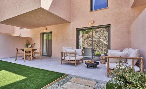 Geräumige Terrasse mit direktem Übergang zum Gartenanteil - 