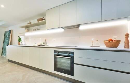 Hochwertig ausgestattete Küche mit Silestone-Arbeitsplatte - 