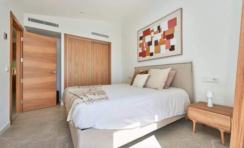 Schlafzimmer mit praktischen Einbauschränken - 