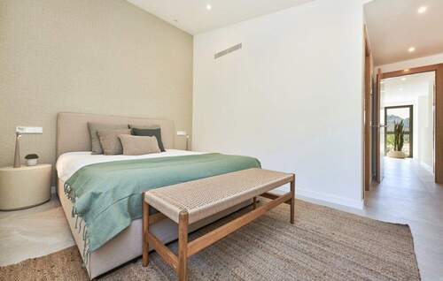 Geräumiges Schlafzimmer mit modernem Design und Tageslicht - 