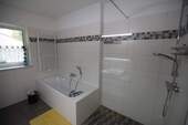 Bad mit Wanne und Dusche - 
