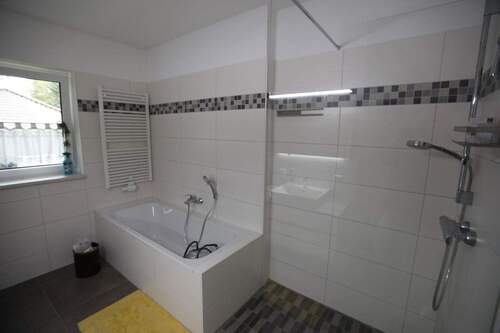 Bad mit Wanne und Dusche - 