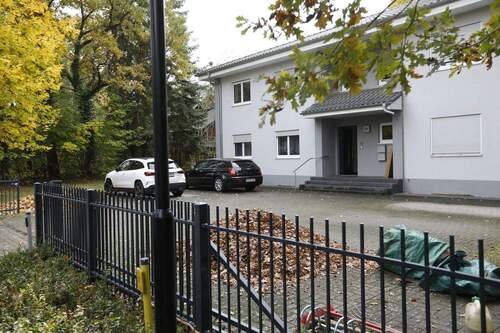 eingezäunte PKW Stellplätze - 3 Zimmer Etagenwohnung zur Miete in Nuthetal