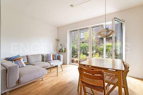 Große Fensterflächen sorgen für Helligkeit - 4 Zimmer Reihenmittelhaus in Hamburg