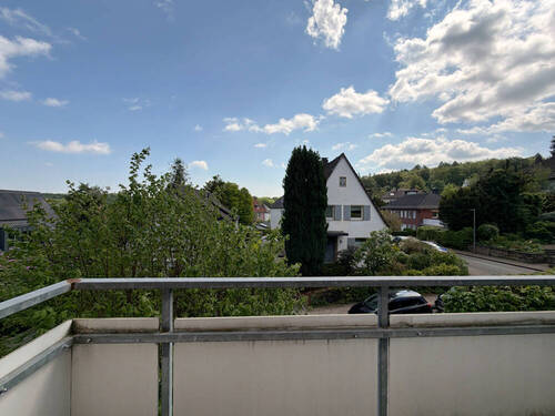 Kleiner Balkon zur Straßenseite - 