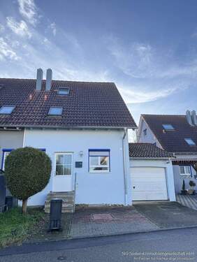 Hausansicht - Modernes Reihenendhaus mit Garten, Garage und viel Platz für die Familie