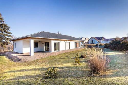 Aussenansicht seitlich - 5 Zimmer Einfamilienhaus in Wilsdruff