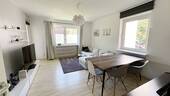 Helles, großes Wohnzimmer mit Zugang zum Balkon - TOP-Lage Holsterhausen: Moderne 3-Zimmer-Wohnung mit Balkon in ruhiger Seitenstraße