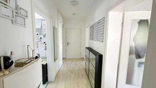 Zentrale Diele mit Zugang zu sämtlichen Räumen - 3 Zimmer Etagenwohnung zum Kaufen in Essen