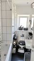 Zeitlos gefliestes Bad mit Fenster - 