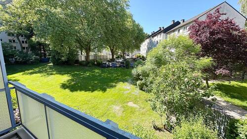 Blick vom Balkon ins Grüne - 