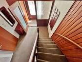 Eingangsbereich und Treppe ins Obergeschoss - 