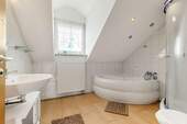 Bad mit Wanne und Dusche - 