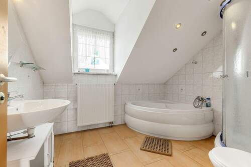 Bad mit Wanne und Dusche - 