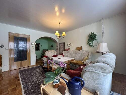 großes Wohnzimmer mit Zugang Balkon - 