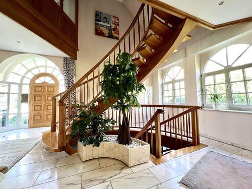 Echtholz-Einholmtreppe vom Keller bis in das Dach - 