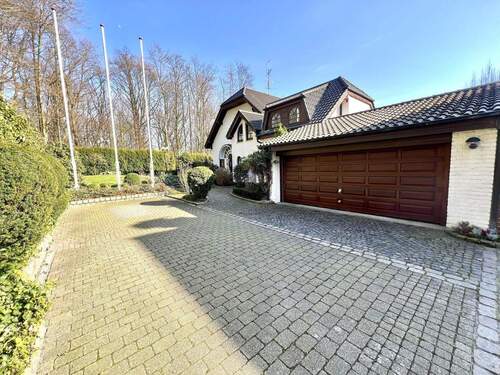 Außenansicht mit Doppelgarage - 