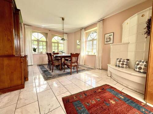 Esszimmer mit Kachelofen - 