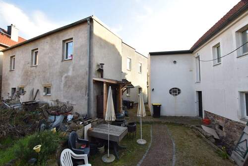Innenhof mit Nebengebäude - 6 Zimmer Mehrfamilienhaus, Wohnhaus in Radebeul