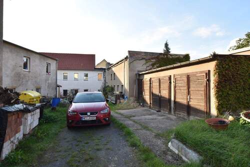 Innenhof mit Garagen - 