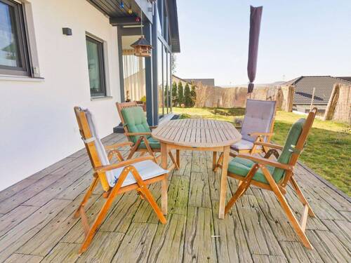 Terrasse - Modernes, energieeffizientes Familienhaus mit Wintergarten, Garten und hochwertiger Ausstattung