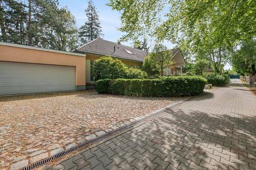 Vordere Hausansicht mit Garage - 