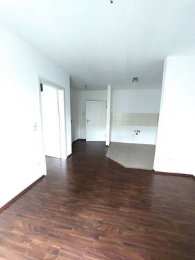 Beispiel Wohnzimmer mit Blick zum Eingang - 