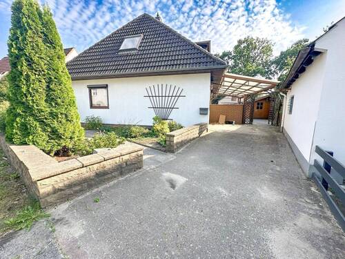 Hausfront / Einfahrt - 6 Zimmer Einfamilienhaus zum Kaufen in Achim