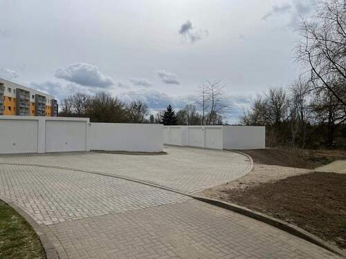 Zufahrt Garagen - 4 Zimmer Etagenwohnung in Cölpin