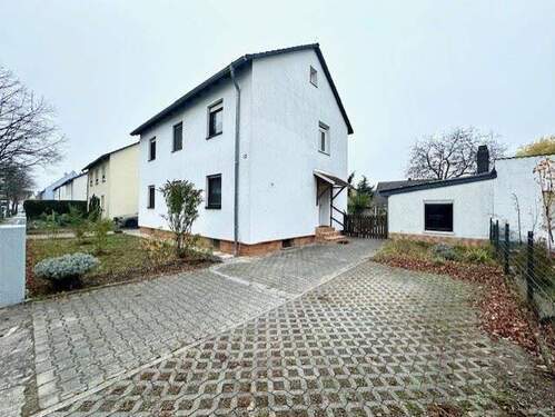 Kfz-Stellplätze - 9 Zimmer Mehrfamilienhaus, Wohnhaus in Griesheim