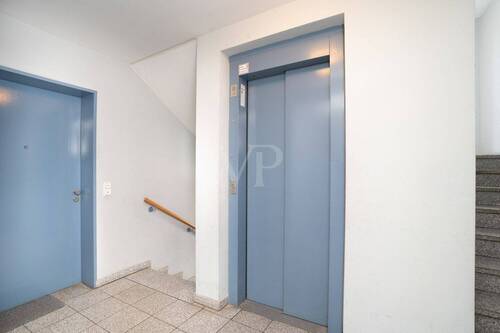 Eingangsbereich und Zugang zum Fahrstuhl - Gepflegte barrierefreie Erdgeschosswohnung mit eigenem Garten und großer sonnenverwöhnter Terrasse