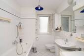 Badezimmer mit Badewanne - 3 Zimmer Etagenwohnung in Berlin