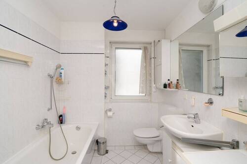 Badezimmer mit Badewanne - 3 Zimmer Etagenwohnung in Berlin