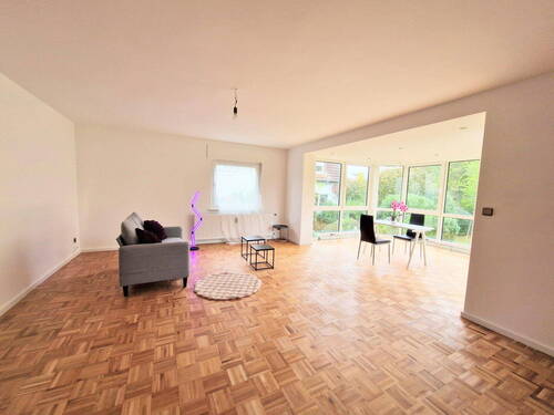 Wohnzimmer und Wintergarten - Provisionsfrei: Traumwohnung 4-Zimmer mit großem Gemeinschaftsgarten, Balkon und Wintergarten