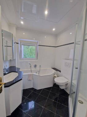 Badezimmer - 4 Zimmer Etagenwohnung zum Kaufen in Oberursel (Taunus)