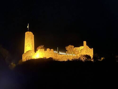 Burgblick bei Abendbeleuchtung - 