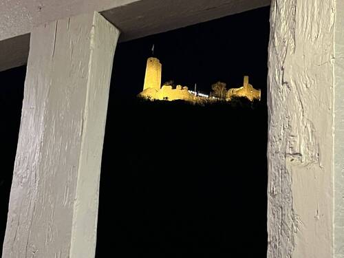 Burgblick bei Abendbeleuchtung - 