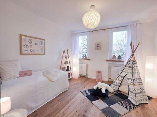 Kinderzimmer - Zwei Fenster - 