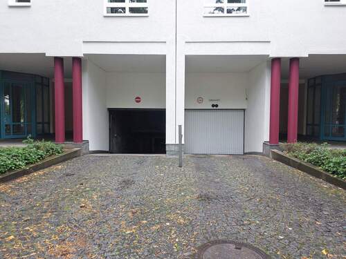 Tiefgaragen Ein- und Ausfahrt - 