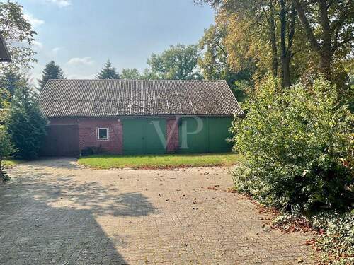 Nebengebäude mit Garagen - 