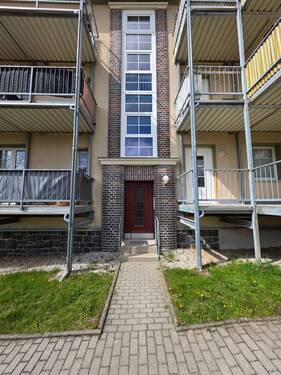 Hauseingang - 2 Zimmer Etagenwohnung in Hartmannsdorf